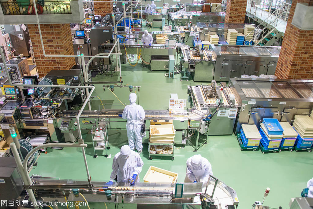 日本,札幌-2017 年 1 月 13 日︰ 團友,在 2017 年 1 月 13 日在日本北海道的巧克力工廠。公司的主打產品是白色戀人餅干